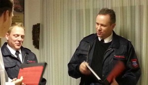 Die Löschgruppe bedankt sich bei Marc Frodermann und Ingo Büschemann für die geleistete Arbeit mit aus Schlauchmaterial gefertigten Notizmappen.