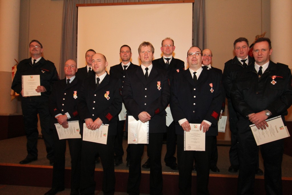 Ehrungen mit dem Feuerwehr Ehrenabzeichen in Silber für 25 Jahre und in Gold für 35 Jahre 