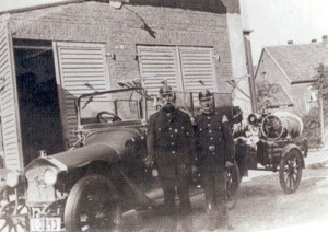 Schötmars motorisierte Feuerwehr um 1931 mit Feuerwehrmann Walter und Hornist Kleeböhmer