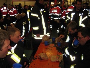 Vor Übungsbeginn gab es für jeden Teilnehmer ein Paket mit Broten, einem anständigen Mettend und einem Balisto. Zusätzlich wurden heiße Getränke ausgeschenkt.