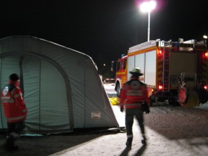 Das LF 10/6 aus Wülfer-Bexten dient dem Roten Kreuz als Beleuchter – auf der anderen Fahrzeugseite wurde per Stromgenerator eine kleine Teeküche gebaut