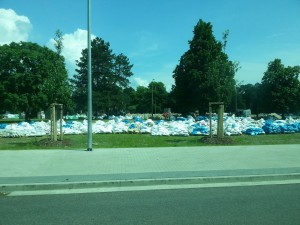 Zentraler Platz in Schönebeck. Hier wurden die Sandsäcke und die Bigpacks für die Hubschrauber gepackt und verladen.