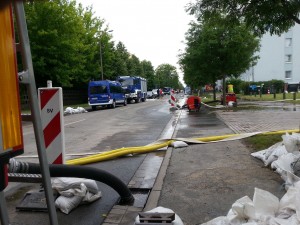 Damit das hochdrückende Wasser aus den Regenwasserkanälen nicht wieder in die Keller läuft, wird mit allen Pumpen dagegen gehalten