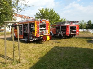 Hier das LF 10/6 aus Wülfer-Bexten (links) und das LF 16 / TS aus Helpup bei dere Stromversorgung der Tauchpumpen.
